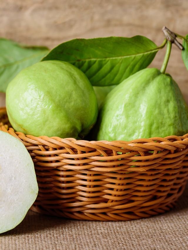 Read more about the article 8 Amazing Benefits of Eating Guava Every Day